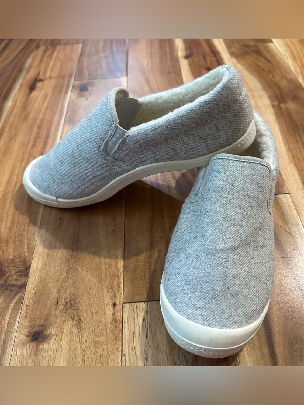 Tommy Bahama Enisa Gray Cozy Slip On Sneakers Faux Shearling Lined Womens size 8